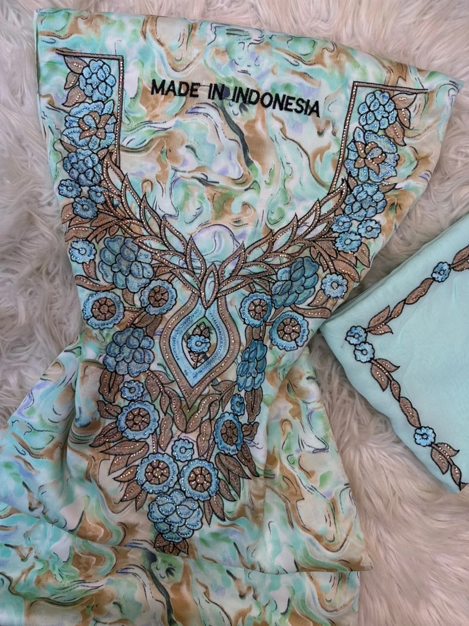 Women’s Makhwar with Indonesian Silk Shawl AEH01M1235